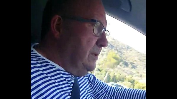 coroa taxista pegando o pau do passageiro