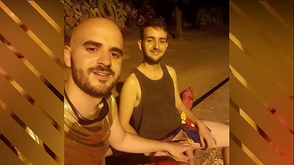 Mamando a mi amigo en público con gente pasando en frente