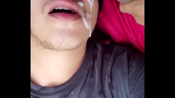 Mexicano haciendo cruising en el carro con su amigo