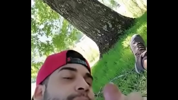 Rica mamada gay al aire libre