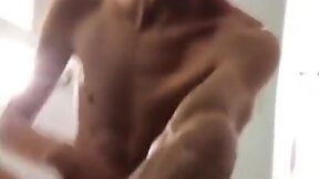 Geiler gut gebauter wichser in der umkleide