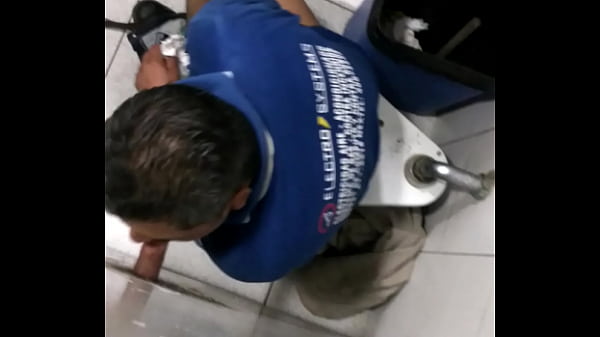 Mamando verga en baño publico