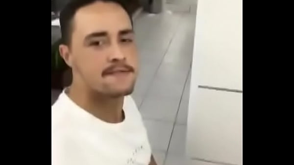 Pasivo mamandome la verga en baño público en centro comercial de Medellín