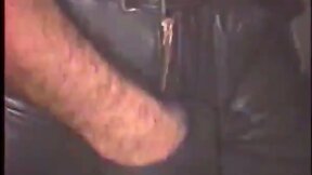 Hank Hightower meneandose la polla y fumando