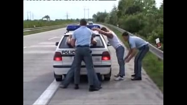 Preso se deja comer del policia