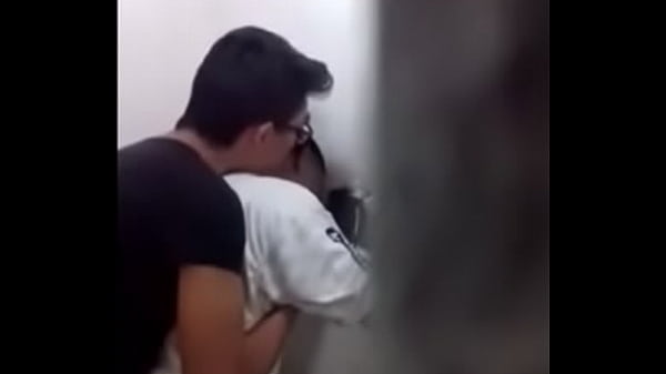 Torcedor corintiano dando no banheiro