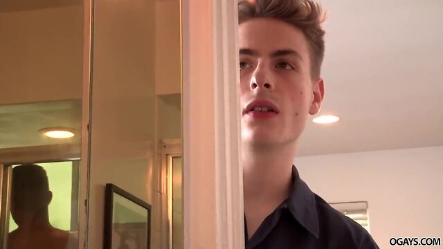 Muscle lad fucks the repair man