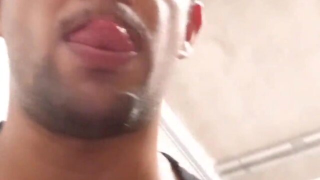 Proposta inesperada no metro: cem reais para comer meu cu