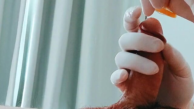 Wearing latex medical gloves while pumping dick
