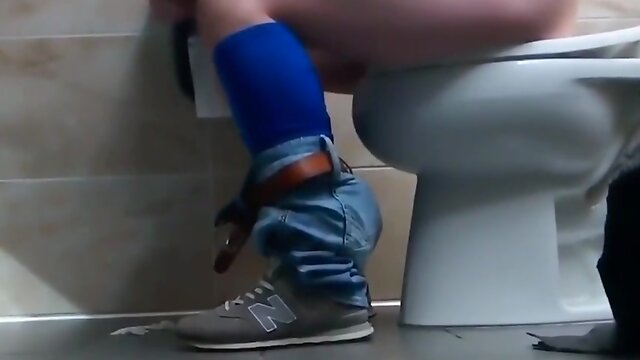 Pretty twink takes long poop