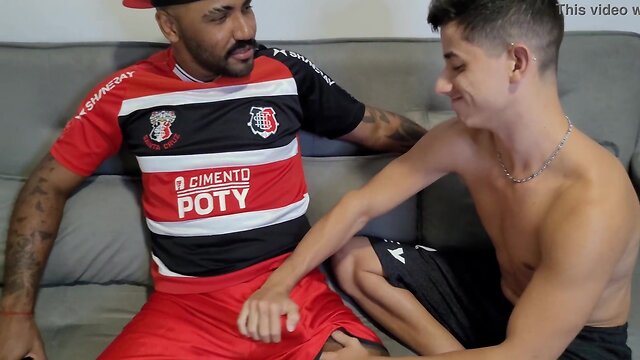 Jogador do santa cruz negao socando rola na pele no cuzinho do amigo novinho