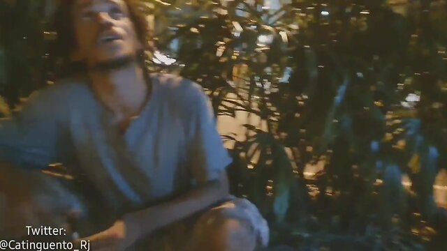 Mendigo não lava o pau há 2 semanas. muito sebo, muito fedor.